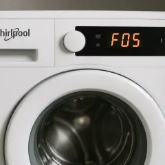 Panel sterowania pralki Whirlpool z wyświetlaczem pokazującym kod błędu F05.