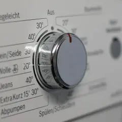 Pralka Whirlpool z migającymi diodami. Pokrętło wyboru programu ustawione na 30 stopni.