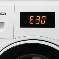 Panel pralki Amica z wyświetlaczem pokazującym błąd E30. Obok przyciski sterujące i wybór programu.