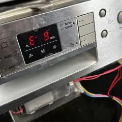 Zmywarka Bosch z błędem E09. Czerwony wyświetlacz pokazuje "8:08", co wskazuje na problem z grzaniem.