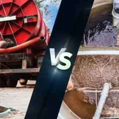 Cysterna asenizacyjna opróżnia szambo. Widać wnętrze zbiornika z zawartością.