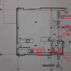Schemat instalacji sanitarnej w domu jednorodzinnym. Pokazuje przebieg rur i zmiany w projekcie, np. "Zmiana na 110" przy zlewie.