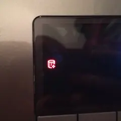 Czerwony symbol na pralce Samsung Eco Bubble wskazuje na problem z bębnem, jeden z kodów błędów.