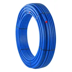 Zwijana niebieska rura plastikowa, idealna do nauki, jak łączyć rury plastikowe do wody.