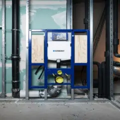 Montaż stelaża Geberit z podłączeniem do odpływu. Instalacja hydrauliczna w trakcie budowy.
