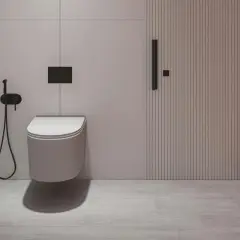 Nowoczesna łazienka z podwieszanym WC, bidetką i drzwiami z pionowymi żłobieniami. Odległość WC od ściany bocznej jest optymalna.