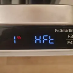 Panel zmywarki Beko B Pro 500. Widoczne przyciski F1, F2, F3, F4, symbol zegara i cyfrowy wyświetlacz z napisem "1s HFE".
