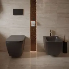 Nowoczesna łazienka z podwieszanym WC i bidetem. Złota armatura i dekoracyjna ściana dodają elegancji. Dowiedz się, jak korzystać z bidetu dla higieny.
