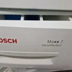 Szuflada na proszek w pralce Bosch Maxx 7 VarioPerfect jest lekko wysunięta. Dowiedz się, jak wyciągnąć szufladę z pralki, by ją wyczyścić.