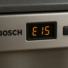 Wyświetlacz zmywarki Bosch pokazuje kod błędu E15, sygnalizując problem z wodą.