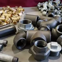 Różnorodne złączki i rury stalowe, mosiężne oraz ocynkowane. Wiele z nich ma gwinty, co ułatwia połączenie rury stalowej z plastikową za pomocą odpowiednich adapterów.