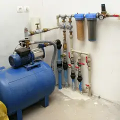 System hydroforowy z pompą, zbiornikiem i filtrami wody. Pokazuje, jak podłączyć hydrofor, by zapewnić stały dopływ wody.