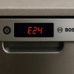 Wyświetlacz zmywarki Bosch pokazuje kod błędu E24.