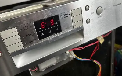 Zmywarka Bosch z błędem E09. Czerwony wyświetlacz pokazuje "8:08", co wskazuje na problem z grzaniem.