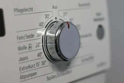 Pralka Whirlpool z migającymi diodami. Pokrętło wyboru programu ustawione na 30 stopni.
