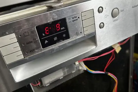 Zmywarka Bosch z błędem E09. Czerwony wyświetlacz pokazuje "8:08", co wskazuje na problem z grzaniem.