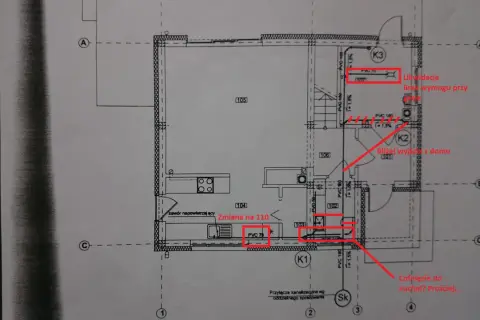 Schemat instalacji sanitarnej w domu jednorodzinnym. Pokazuje przebieg rur i zmiany w projekcie, np. "Zmiana na 110" przy zlewie.