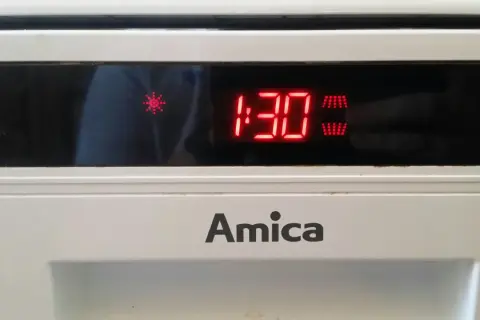 Wyświetlacz zmywarki Amica pokazuje błąd EC, czas 1:30 i symbol płatka śniegu.