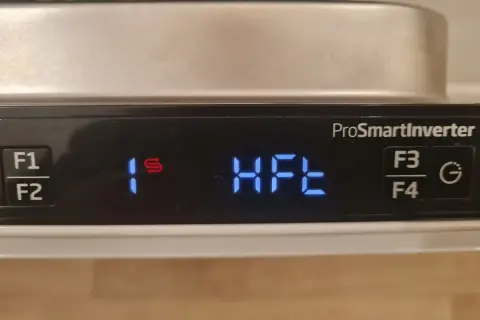 Panel zmywarki Beko B Pro 500. Widoczne przyciski F1, F2, F3, F4, symbol zegara i cyfrowy wyświetlacz z napisem "1s HFE".