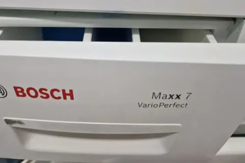 Szuflada na proszek w pralce Bosch Maxx 7 VarioPerfect jest lekko wysunięta. Dowiedz się, jak wyciągnąć szufladę z pralki, by ją wyczyścić.