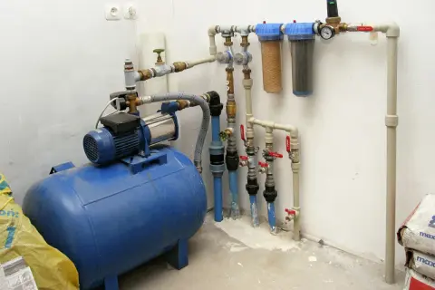 System hydroforowy z pompą, zbiornikiem i filtrami wody. Pokazuje, jak podłączyć hydrofor, by zapewnić stały dopływ wody.