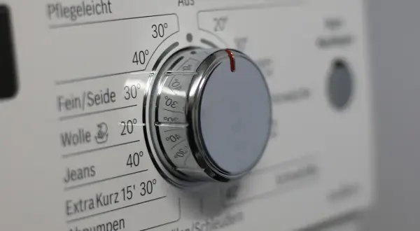 Pralka Whirlpool z migającymi diodami. Pokrętło wyboru programu ustawione na 30 stopni.