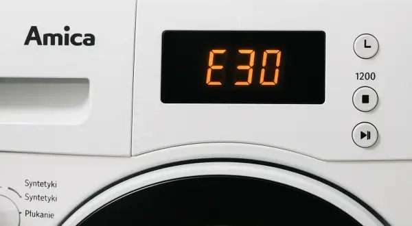 Panel pralki Amica z wyświetlaczem pokazującym błąd E30. Obok przyciski sterujące i wybór programu.