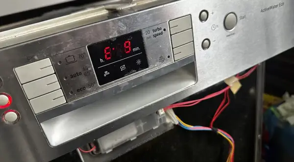Zmywarka Bosch z błędem E09. Czerwony wyświetlacz pokazuje "8:08", co wskazuje na problem z grzaniem.