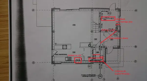Schemat instalacji sanitarnej w domu jednorodzinnym. Pokazuje przebieg rur i zmiany w projekcie, np. "Zmiana na 110" przy zlewie.