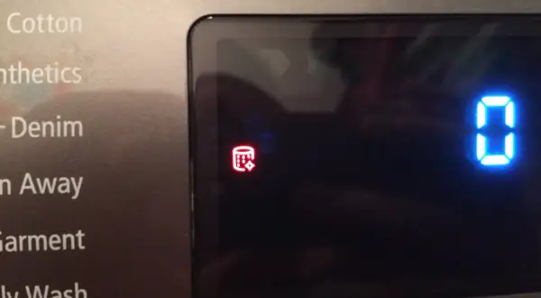 Czerwony symbol na pralce Samsung Eco Bubble wskazuje na problem z bębnem, jeden z kodów błędów.