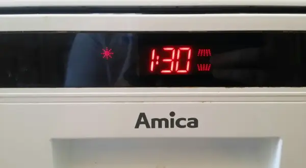 Wyświetlacz zmywarki Amica pokazuje błąd EC, czas 1:30 i symbol płatka śniegu.