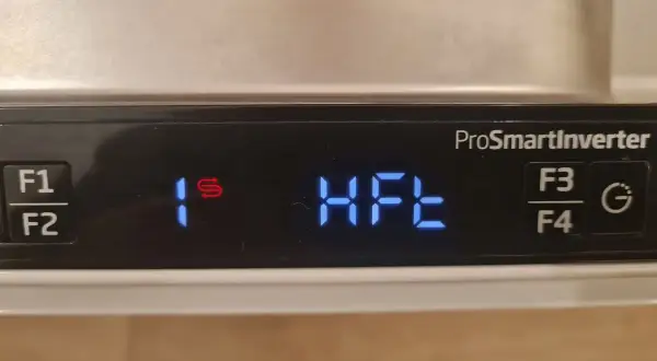 Panel zmywarki Beko B Pro 500. Widoczne przyciski F1, F2, F3, F4, symbol zegara i cyfrowy wyświetlacz z napisem "1s HFE".
