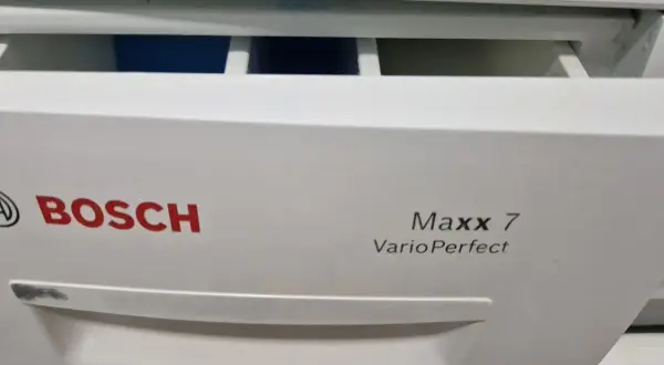 Szuflada na proszek w pralce Bosch Maxx 7 VarioPerfect jest lekko wysunięta. Dowiedz się, jak wyciągnąć szufladę z pralki, by ją wyczyścić.