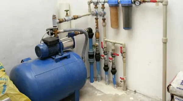 System hydroforowy z pompą, zbiornikiem i filtrami wody. Pokazuje, jak podłączyć hydrofor, by zapewnić stały dopływ wody.