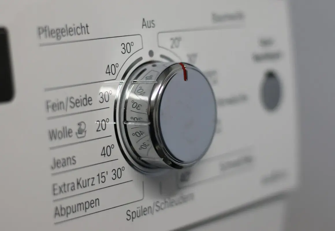 Pralka Whirlpool z migającymi diodami. Pokrętło wyboru programu ustawione na 30 stopni.