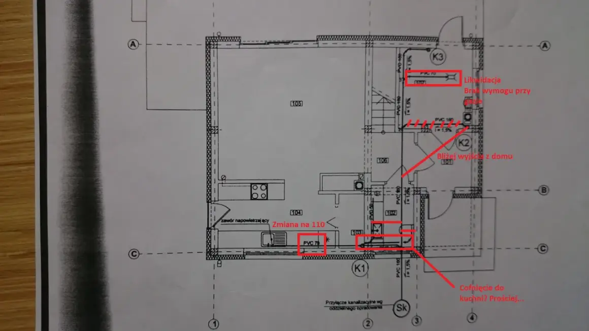 Schemat instalacji sanitarnej w domu jednorodzinnym. Pokazuje przebieg rur i zmiany w projekcie, np. "Zmiana na 110" przy zlewie.