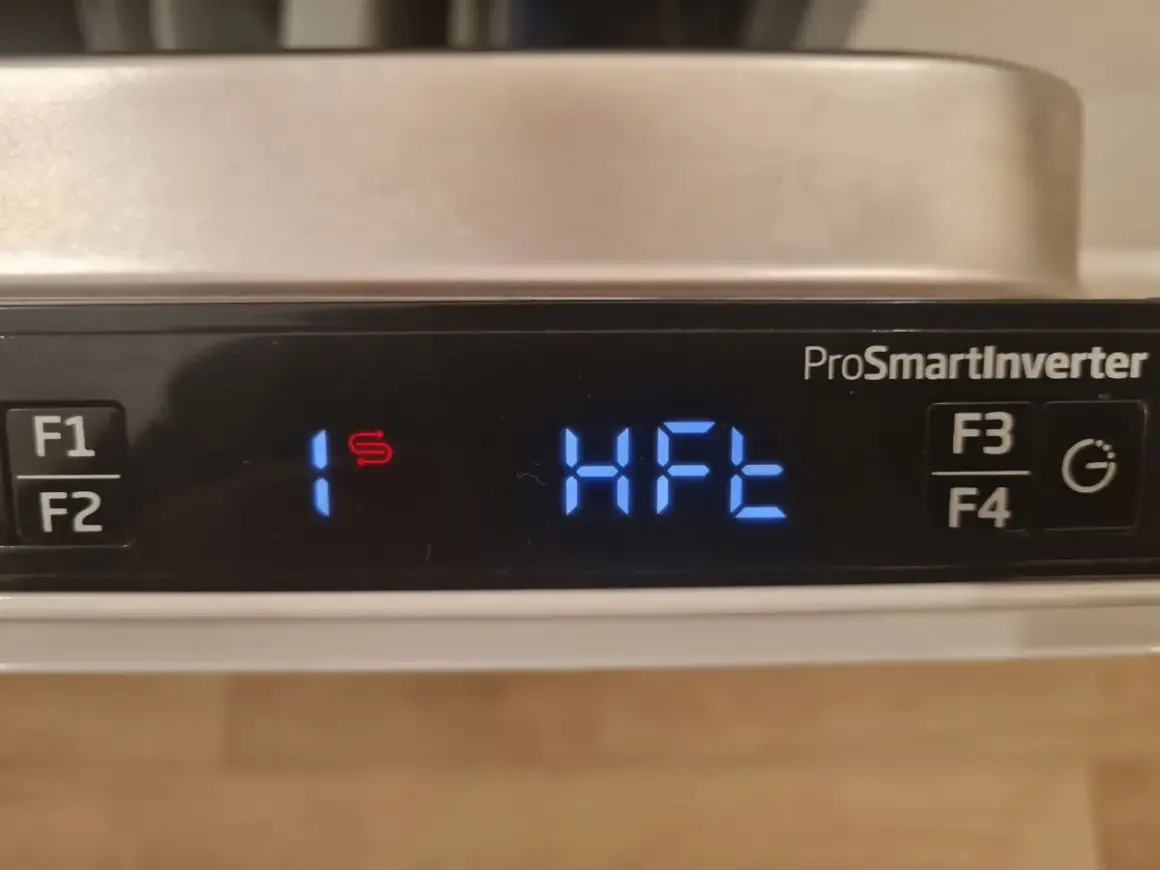 Panel zmywarki Beko B Pro 500. Widoczne przyciski F1, F2, F3, F4, symbol zegara i cyfrowy wyświetlacz z napisem "1s HFE".