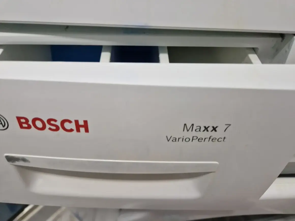 Szuflada na proszek w pralce Bosch Maxx 7 VarioPerfect jest lekko wysunięta. Dowiedz się, jak wyciągnąć szufladę z pralki, by ją wyczyścić.