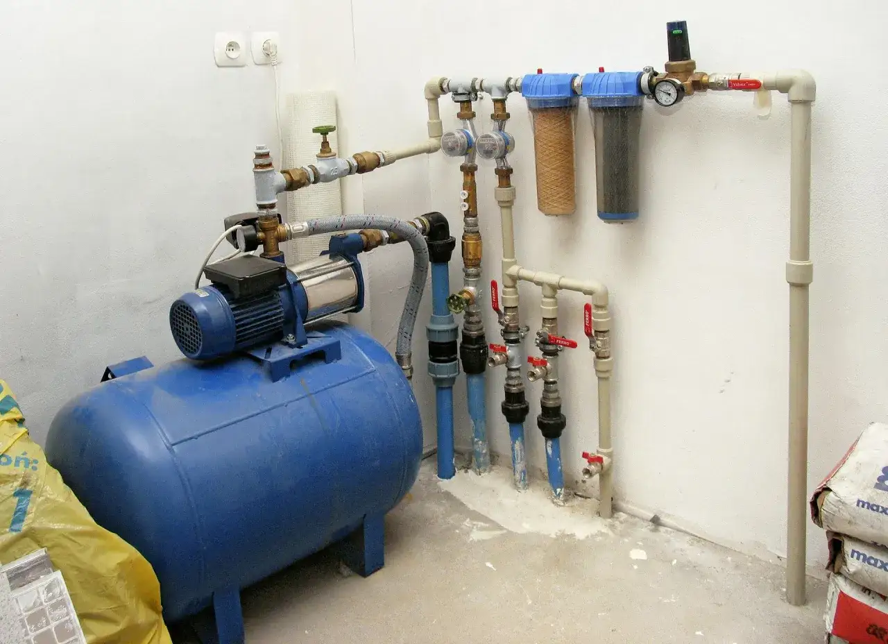 System hydroforowy z pompą i zbiornikiem, dwoma filtrami wody i manometrem. Często się włącza, sygnalizując potrzebę regulacji.