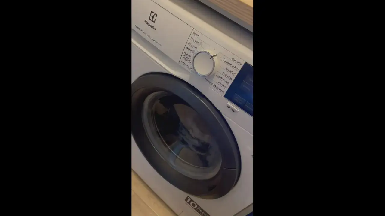 Pralka Electrolux piszczy przy obracaniu bębna. Słychać niepokojący dźwięk podczas pracy urządzenia.