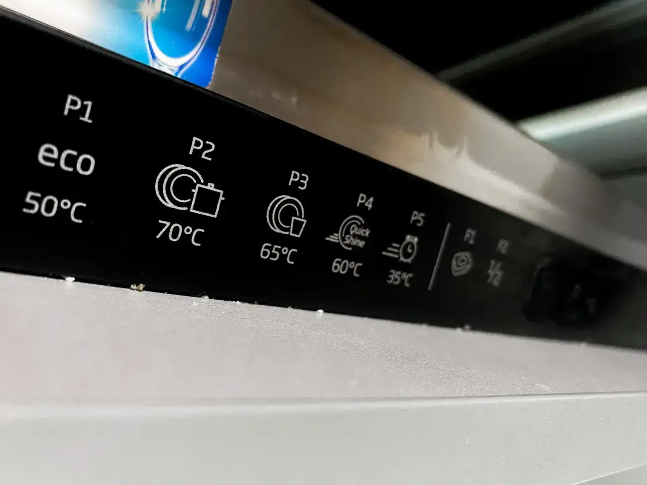 Panel zmywarki: programy P1-P5, w tym