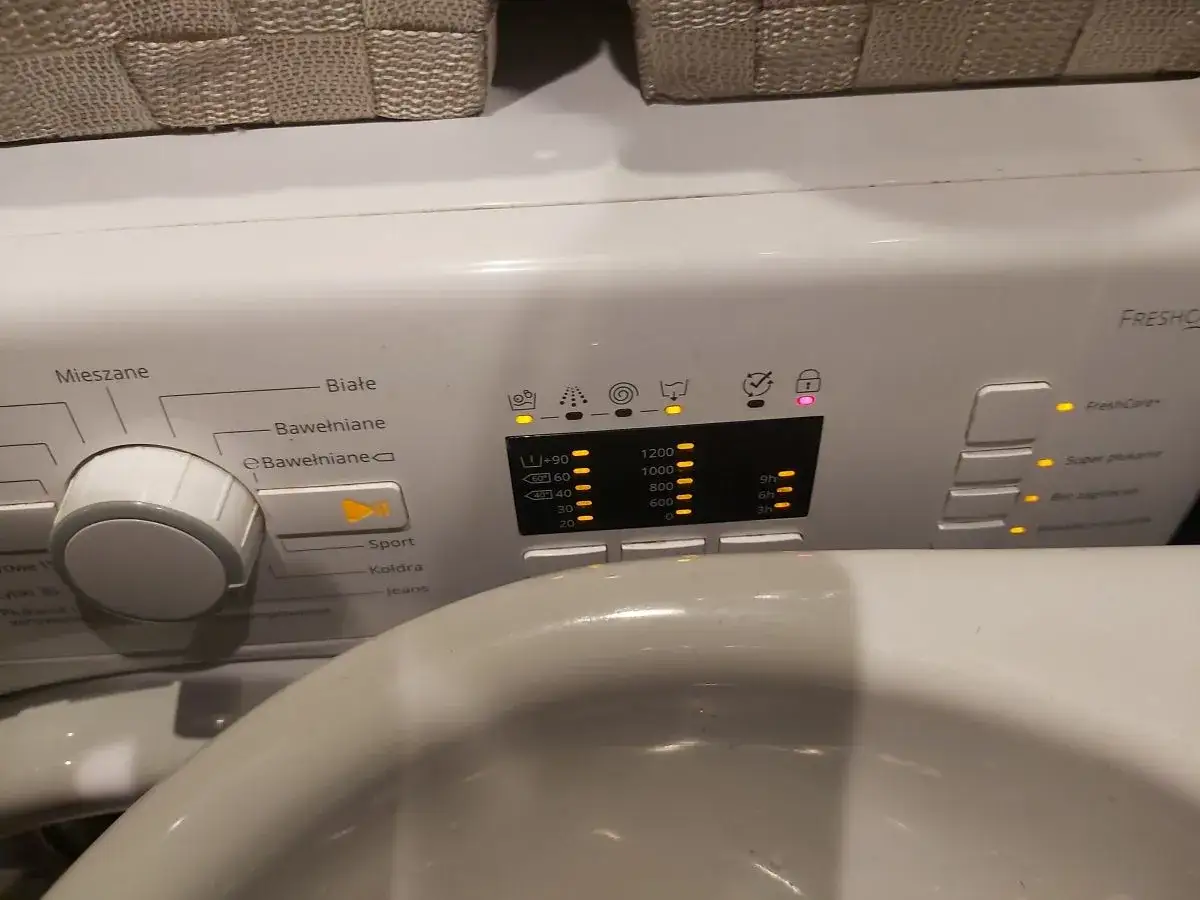 Pralka Whirlpool z migającymi wszystkimi diodami, w tym blokadą rodzicielską.