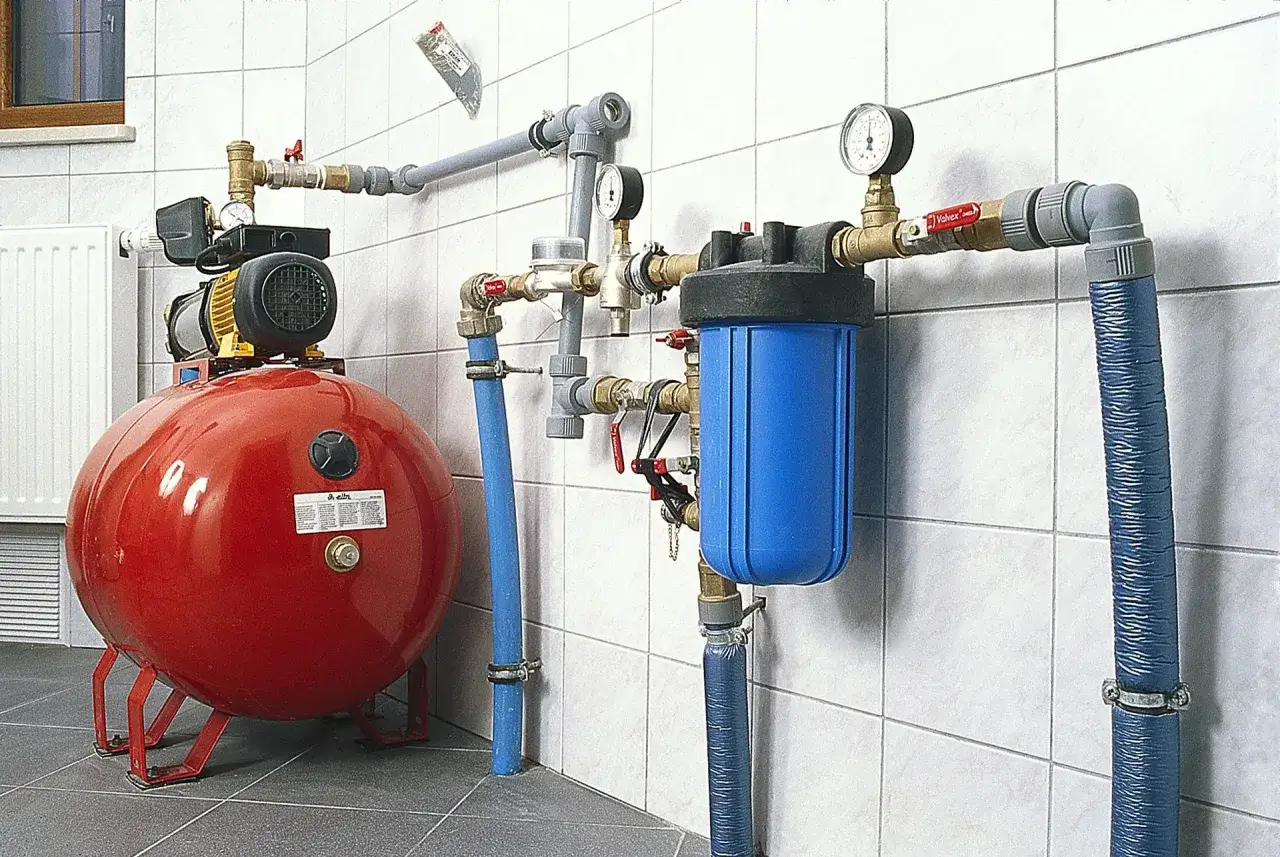 System hydroforowy z pompą i zbiornikiem, niebieski filtr wody. Jaka rura do przyłącza wody? Zobacz instalację.