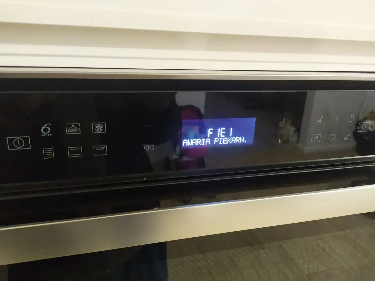 Wyświetlacz piekarnika Whirlpool pokazuje błąd F1, awaria piekarnika.