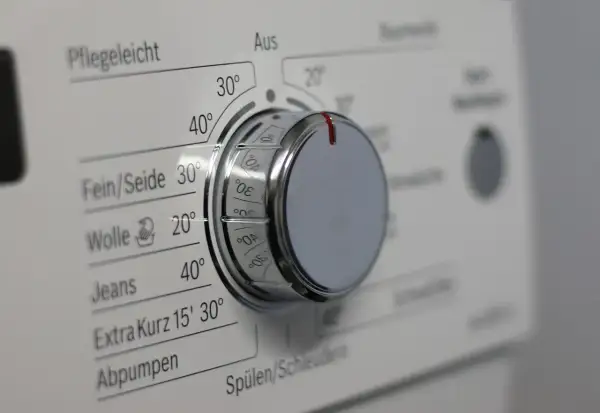 Pralka Whirlpool z migającymi diodami. Pokrętło wyboru programu ustawione na 30 stopni.