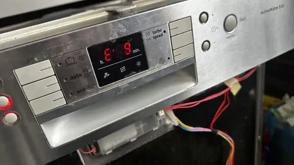 Zmywarka Bosch z błędem E09. Czerwony wyświetlacz pokazuje "8:08", co wskazuje na problem z grzaniem.