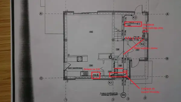 Schemat instalacji sanitarnej w domu jednorodzinnym. Pokazuje przebieg rur i zmiany w projekcie, np. "Zmiana na 110" przy zlewie.