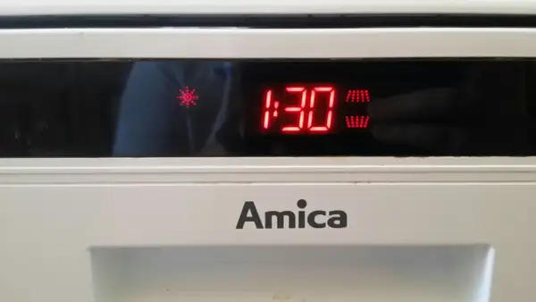 Wyświetlacz zmywarki Amica pokazuje błąd EC, czas 1:30 i symbol płatka śniegu.